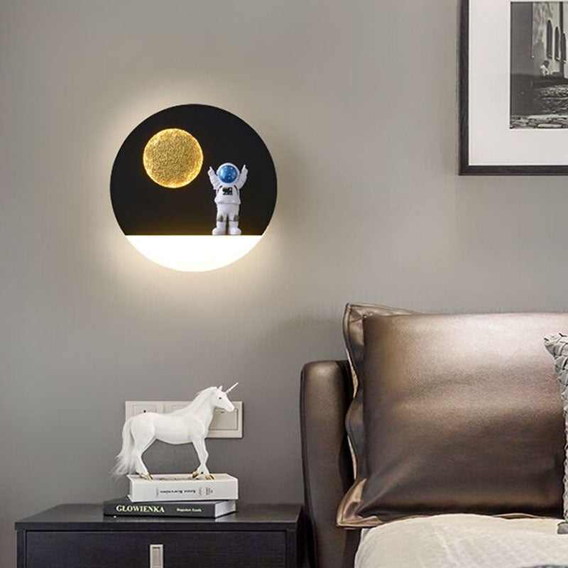 Astronaut Shelf LED Wall Light / Circle black / Warm light